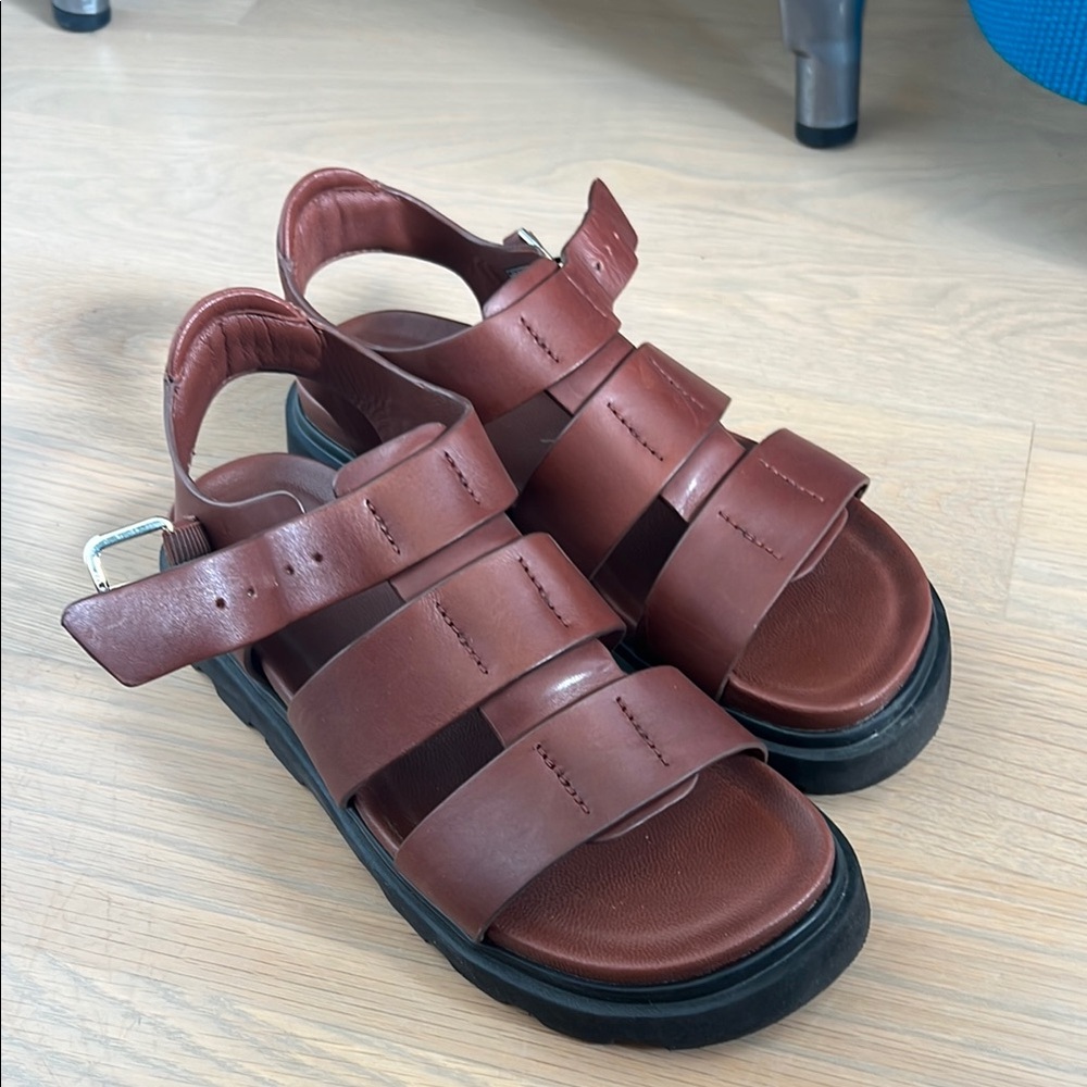 UGG Capitelle Strap Sandals